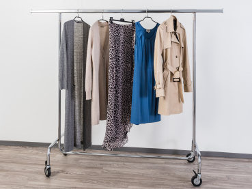 Preview: 15-150-80 Kleiderständer Mantel 160cm hoch 150cm breit Beispiel mit Kleidung