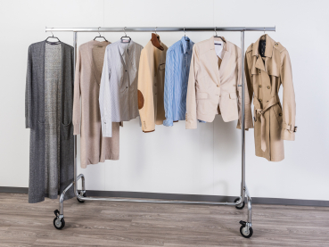 16-150-80 Kleiderständer höhenverstellbar 155cm bis 210cm hoch 150cm breit Beispiel mit Kleidung