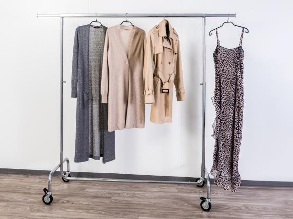 16-100-80 Kleiderständer höhenverstellbar 155cm bis 215cm hoch 100cm breit Beispiel mit Kleidung