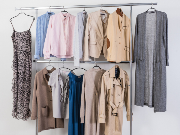 16-150-80-02 Kleiderstaender höhenverstellbar 155cm bis 210cm hoch 150cm breit zwei Ebenen Beispiel mit Kleidung