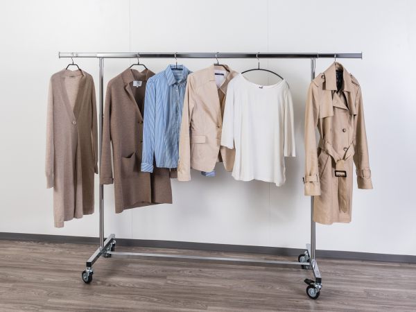 56-140-80 XXL Kleiderständer klappbar höhenverstellbar 155cm bis 220cm hoch 140cm breit Beispiel mit Kleidung