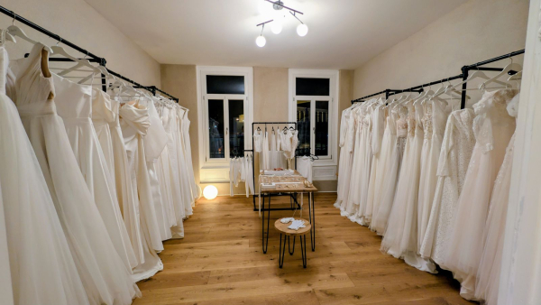 Wandregalsystem Schwarz Beispielfoto Brautkleider Brautmode Garderobensystem Kleiderkammer Art Nr  W13BK